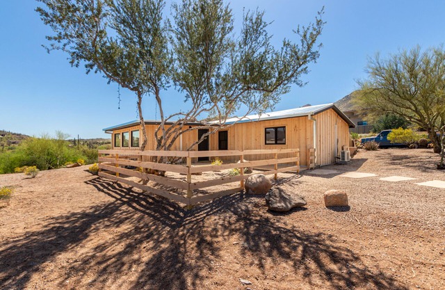 Private,romantic and charming mid-century cottage with panoramic views