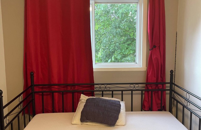 Private room in 5 1/2 appartement just 10 minutes to Montreal