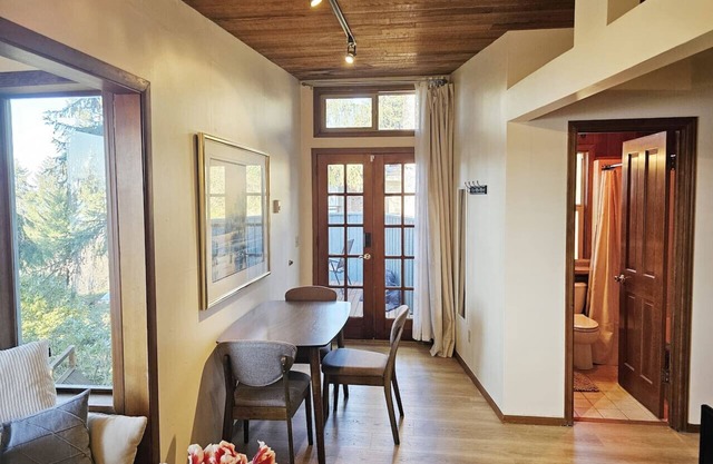 Private & Serene 2BR with Amazing Lake Sammamish Views