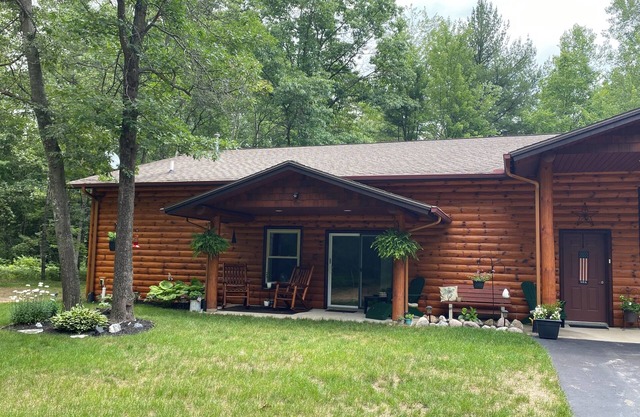 Private setting in the woods on the Rifle River. 8 mi from Dream &Nightmare