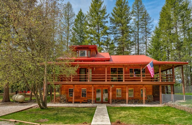 Private Spacious Cabin on 7 acres Next to Echo Lake