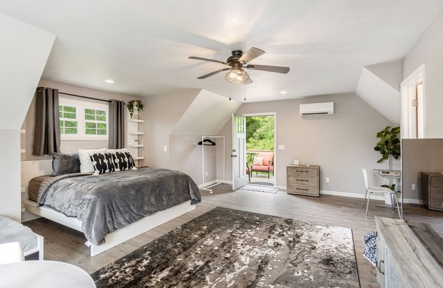 Private Studio Above Garage w/Hot tub Only 1 Mile to Downtown Hendersonville