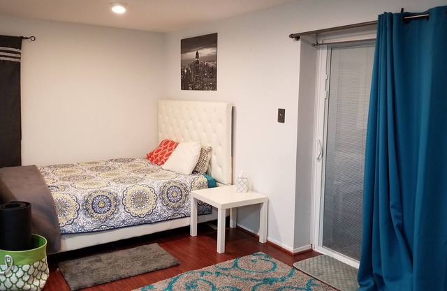 Private Studio w/ Work Space Close to BWI, DC, Baltimore