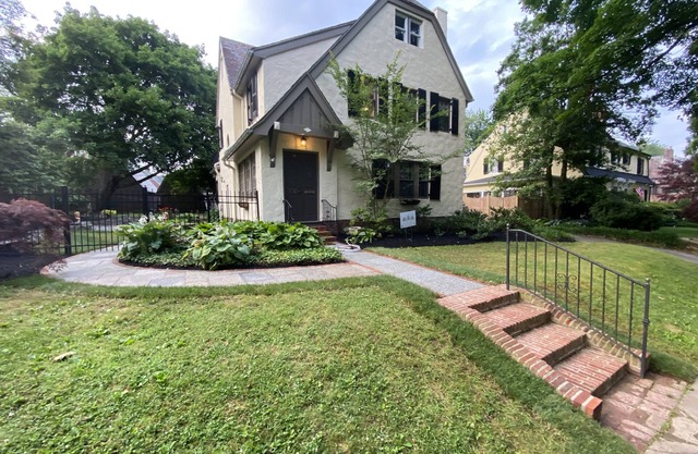 Private Studio walking distance to restaurants, night life, golf.