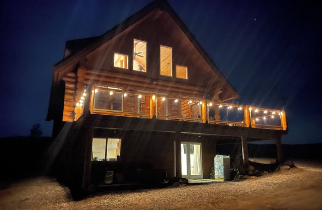 Private suite in a beautiful log home with stunning lake/mountain/desert views