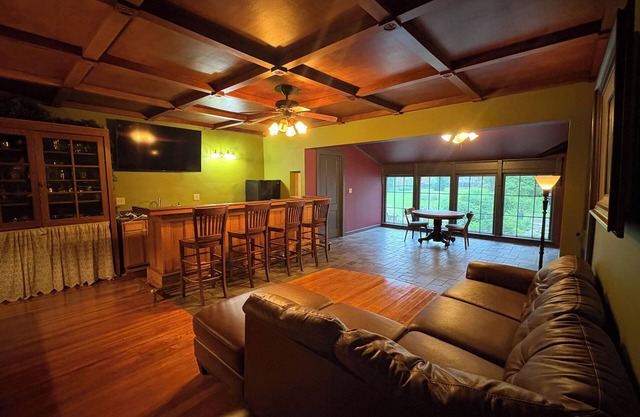 Private Tavern, 3 bedrooms, WiFi & AC within an 1800's Victorian