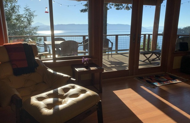 Private tranquil waterfront home - top deck hot tub and LI Estates Lake access.