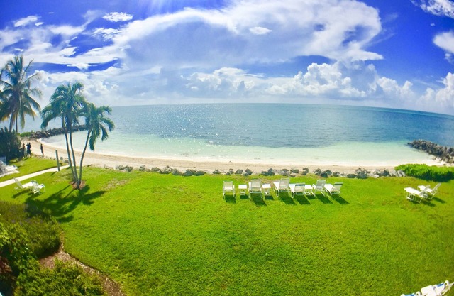 Private Tropical Beach White Sand-No Stairs-King Bed-Heated Pool- Superfast WiFi