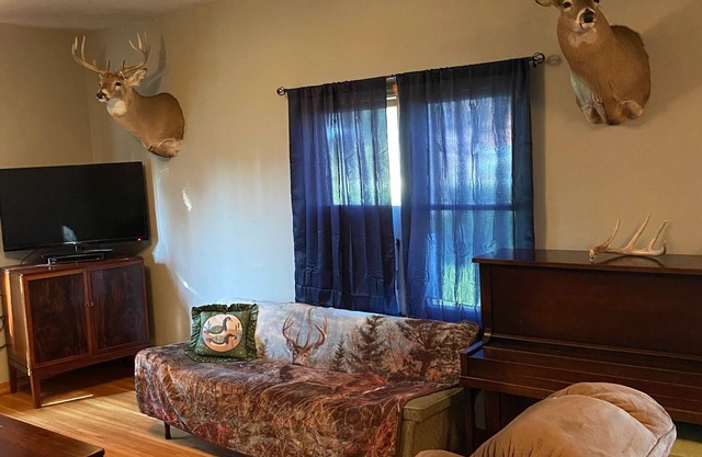 Private updated hunting lodge/farmhouse