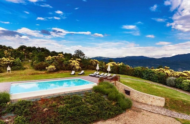 Private Villa with private pool, WIFI, hot tub, A/C, TV, panoramic view, parking, close to Arezzo