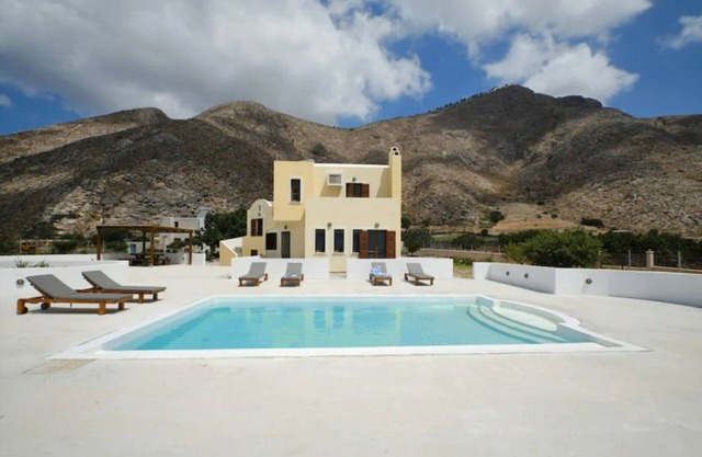 Private villa Evgenia close to the beach Perissa