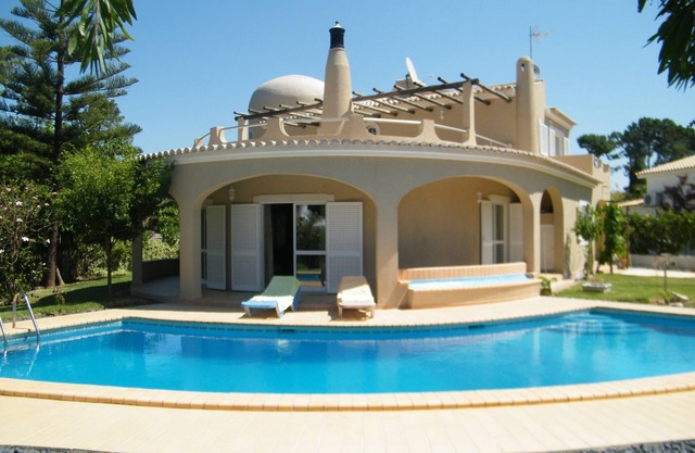 Private villa, swimming pool, garden, wi-fi, cable TV, air conditioning.