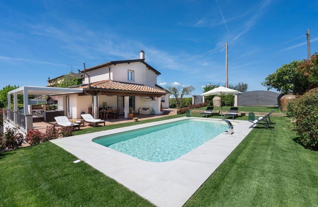 Private Villa with A/C, private pool, WIFI, TV, balcony, pets allowed, close to San Gimignano