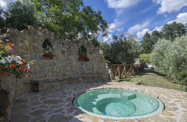 Private Villa with hot tub, sauna, private pool, A/C, WIFI, TV, patio, pets allowed, panoramic view