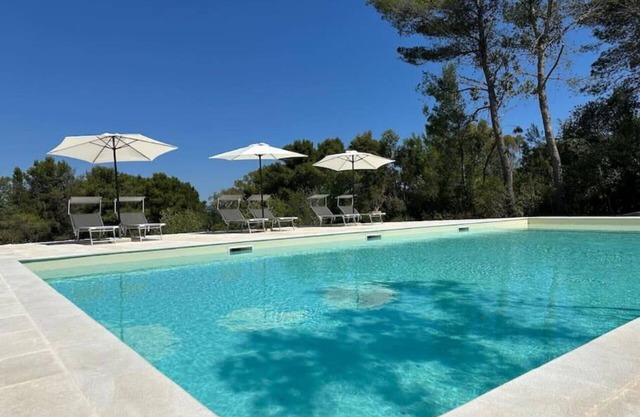 Private Villa with A/C, WIFI, private pool, TV, pets allowed, parking, close to Alberobello