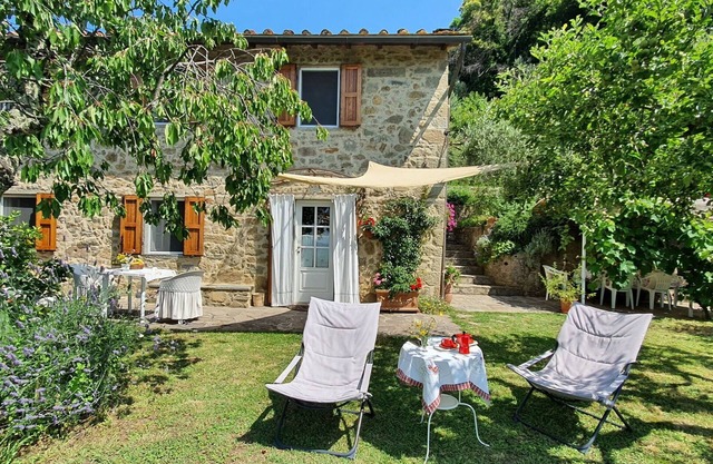 Private Villa with hot tub, A/C, internet, TV, pets allowed, panoramic view, close to Lucca
