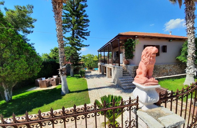 Private Villa with pool near the sea