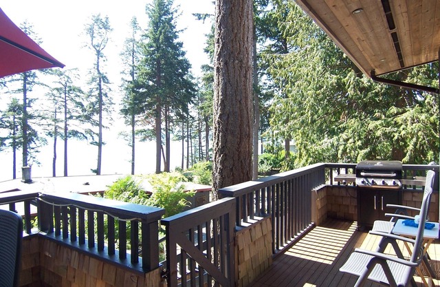 Private waterfront cottage on Malaspina Strait