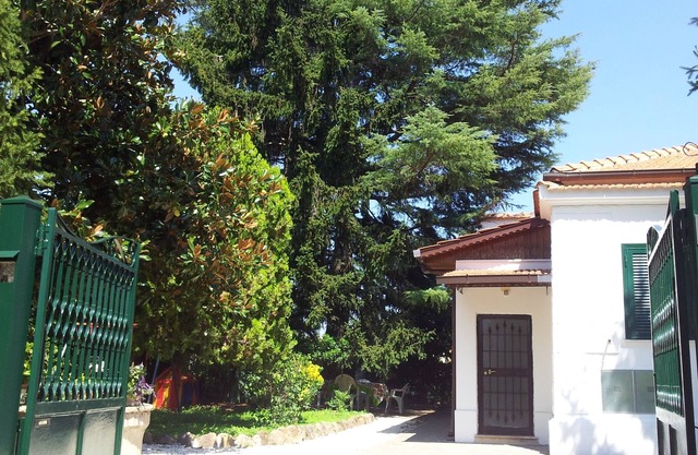PROMOTION:Garden and fenced parking (subway train20min.San Pietro)