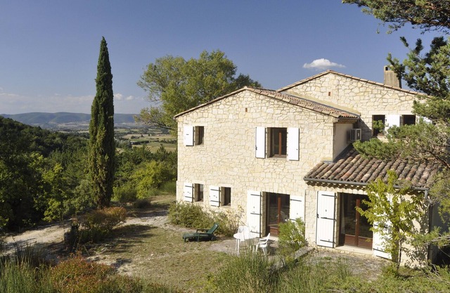 Provencal house in the countryside with superb views over the large pool Valley