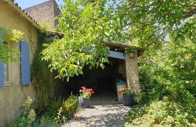 Provençal house with swimming pool LUBERON in pretty village of LUBERON