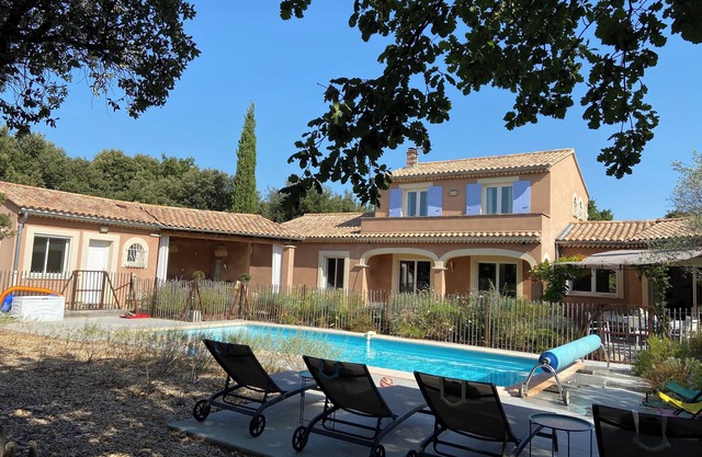Provencal villa in the heart of the oak grove