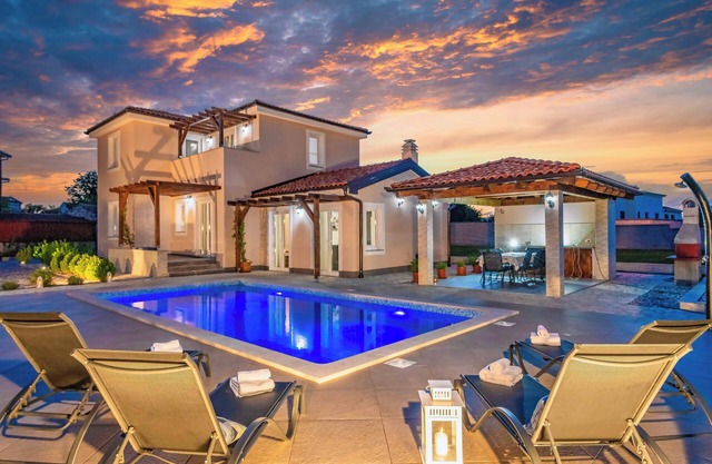 Prunkvolle Villa mit Großem Pool