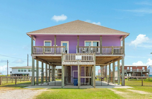 Purple Paradise Beachy Fun, Bay Beach Views!