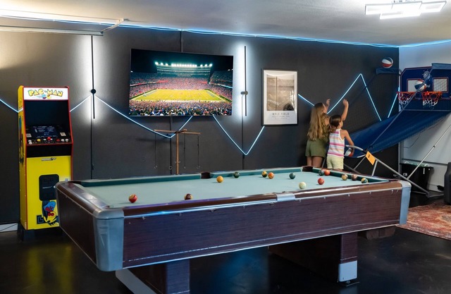 Putt-Putt+Arcade+Pool Table+Foosball! Group Fun!