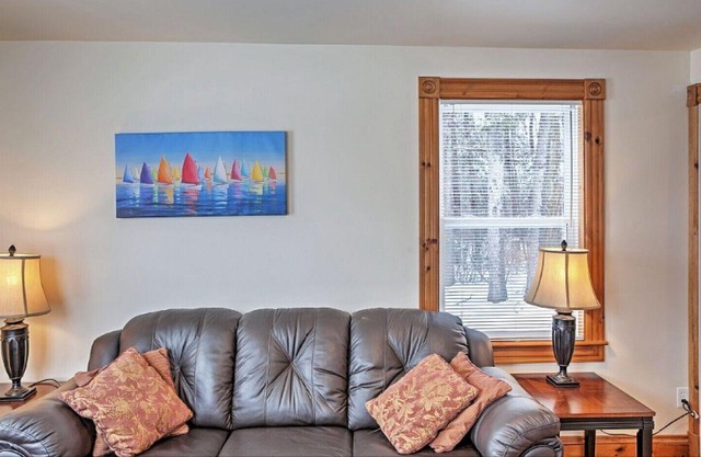 Quaint 2BR Plus Den Murray Harbour House W/Screened-in Porch