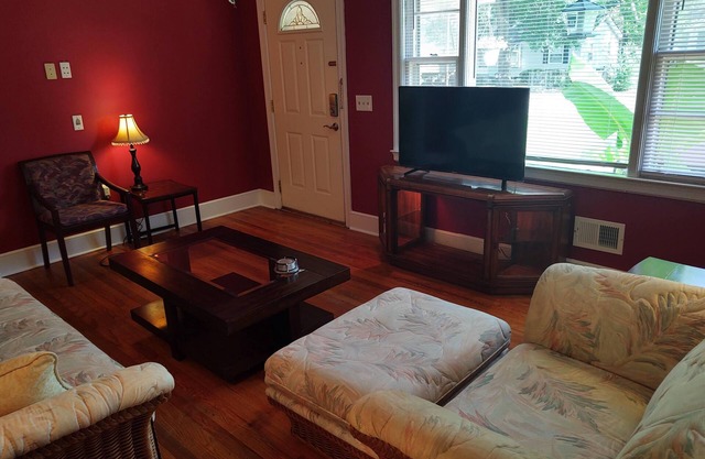 Quaint 3 Bdrm home w/in minutes of USC, Downtown Columbia, Ft Jackson and more