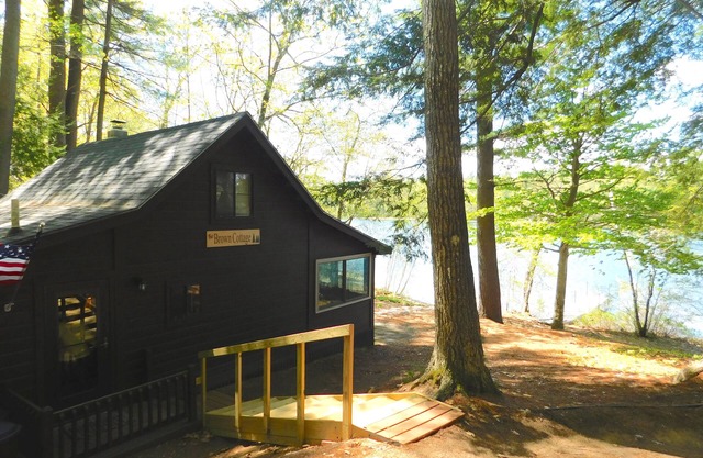Quaint and cozy Maine cottage on quiet Hogan Pond with large sandy beach!