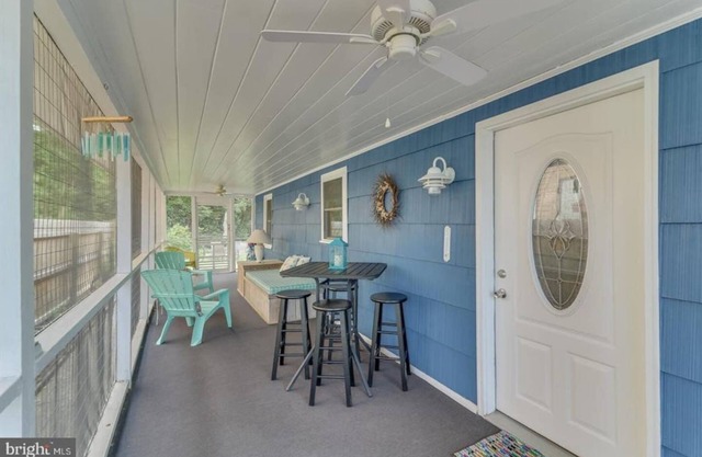 Quaint Beach Block Cottage, 100 steps to the beach