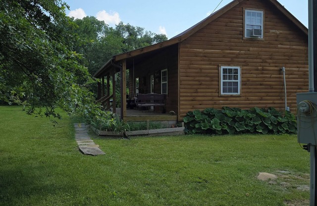 Quaint cabin with AC in Weaubleau