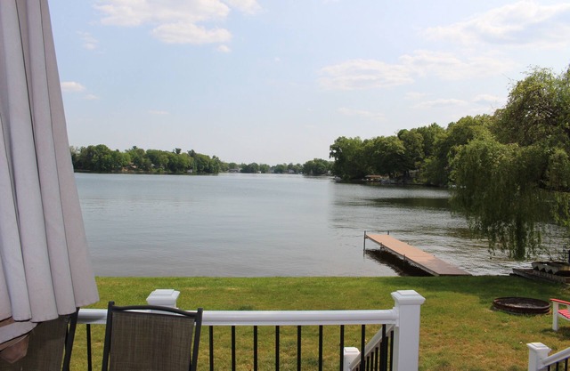Quaint Cedar Shake Cottage. Stunning Views of Maple Lake. nPet-Friendly!