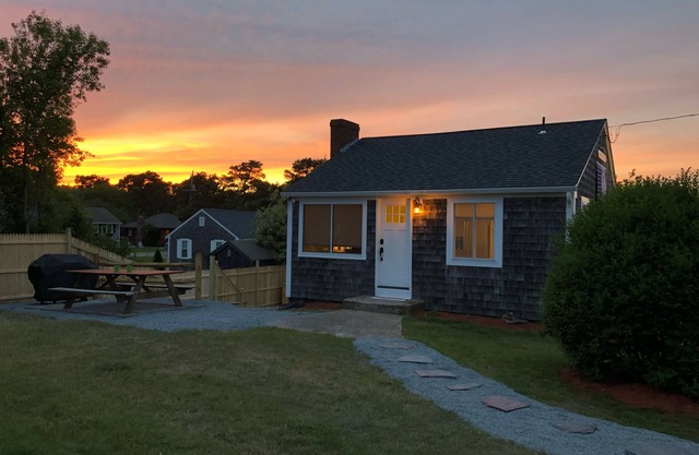 Quaint cottage 100 steps from the Beach