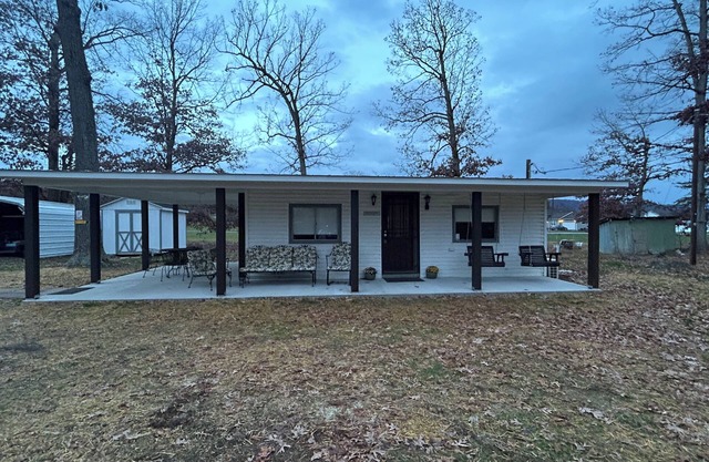 Quaint cottage less than two miles from public river access, pet friendly!