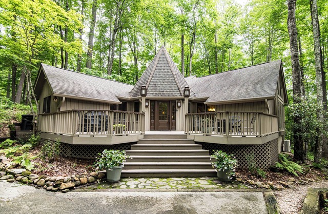 Quaint, Cozy Mountain Home in Sapphire w/Loft & Amenities, Near Cashiers