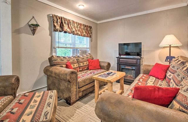 Quaint Home w/ Lake Views < 10 Mi to Elk Mtn!