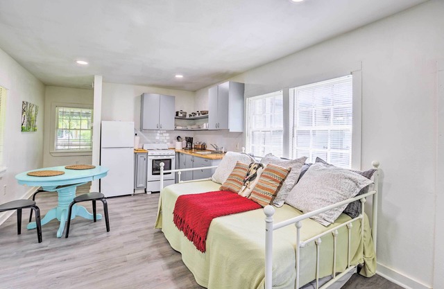 Quaint Leeds Studio w/Yard ~ 18 Mi to Birmingham!