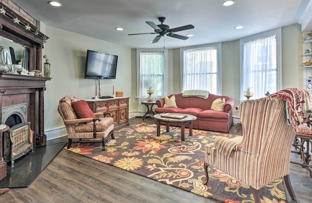 Quaint Pittsburgh Pad w/ Deck: 5 Mi to Downtown!