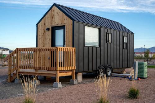 Quaint Tiny House Haven in Colorado: Your Dream Glamping Getaway in Grand Junction