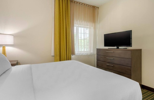 Queen Bed Studio | Relax to the nearby Beaches