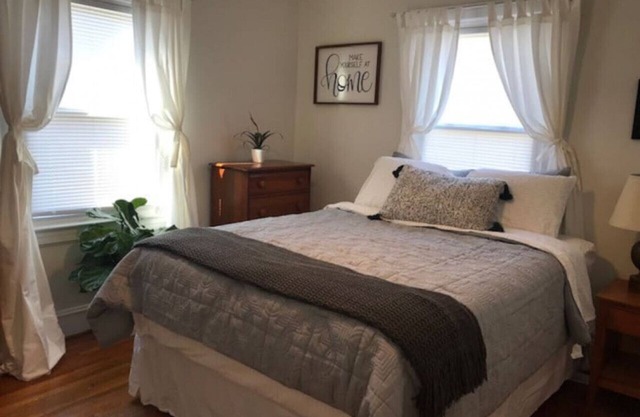 Queen City Cottage · Queen City Cottage mins to Uptown, Wifi + Netflix