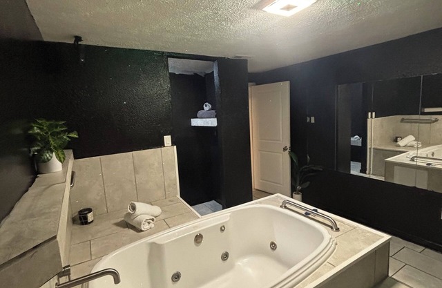 Queen jacuzzi suite