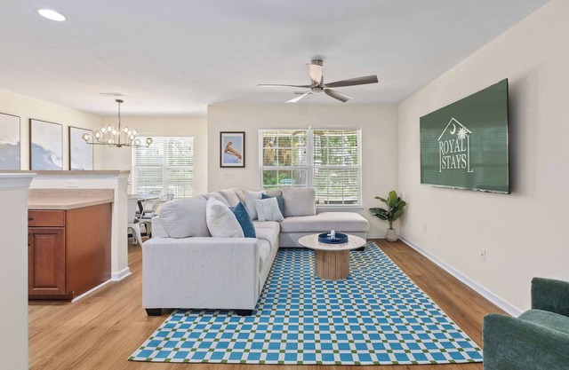 Queen Kelsey - mins from Credit One - pet friendly