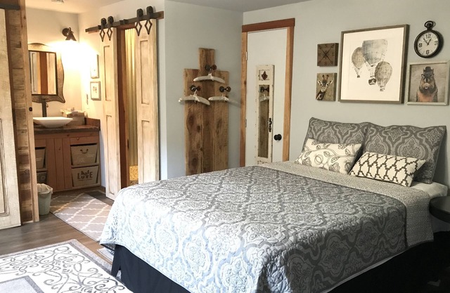 Queen studio, sleeps 2 people