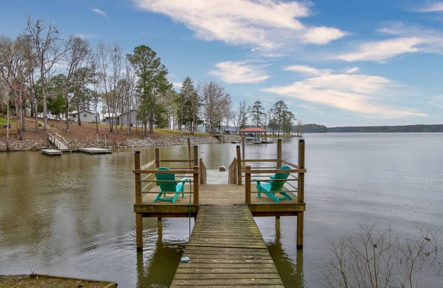 Quick Retreat- Lakefront lot, for family getaway, water activities or fishing!