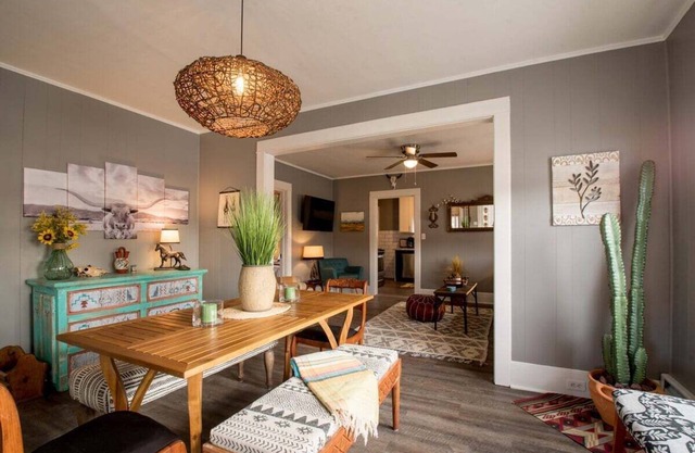 Quick Trip Getaway |Fun Southwestern Vibe |Enclosed Porch |Walkable to Downtown Lake Geneva |Parking