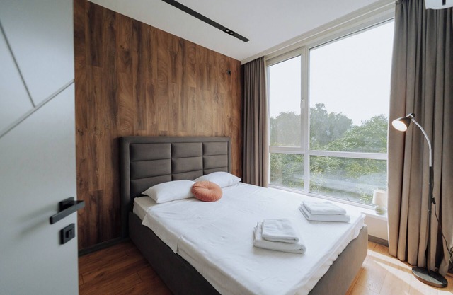 Quiet 1BR Retreat – 2 min to Transit and Shops